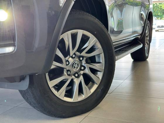 TOYOTA HILUX SW4 2.8 D-4D TURBO DIESEL SRX 7L 4X4 AUTOMÁTICO